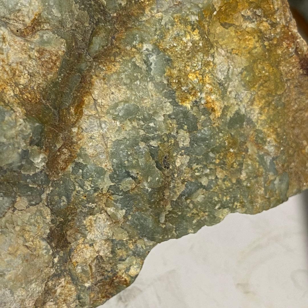 希少品　鳥取県　若桜翡翠原石　灰青×オレンジ×緑　割石皮付き　765g