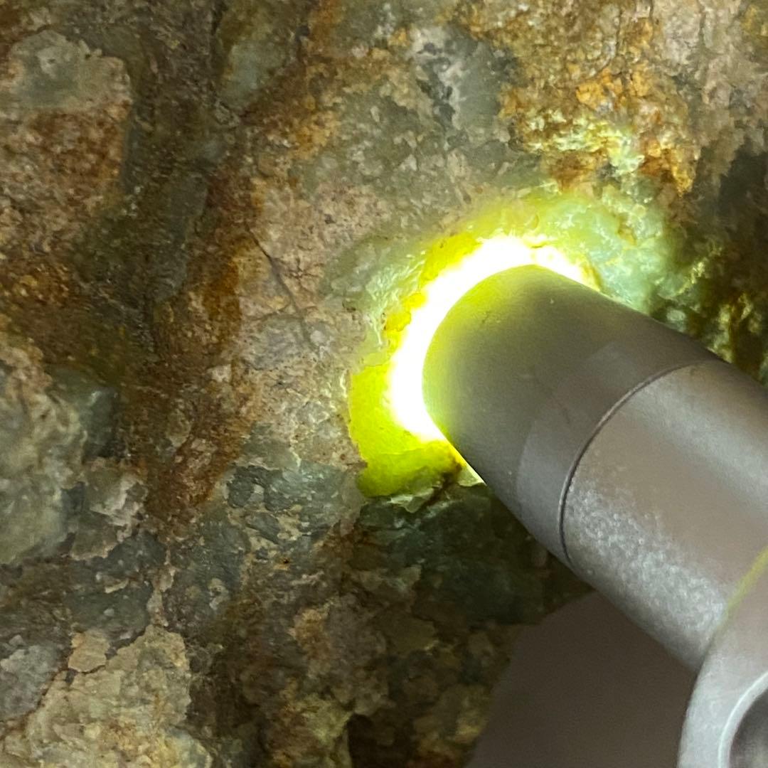 希少品　鳥取県　若桜翡翠原石　灰青×オレンジ×緑　割石皮付き　765g