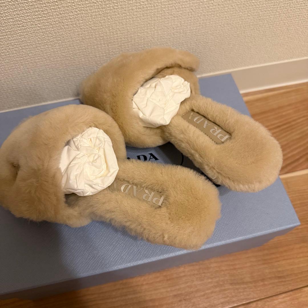 PRADA ベージュファー ミュールサンダル