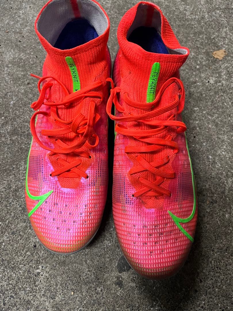 赤いハイカットサッカーシューズ