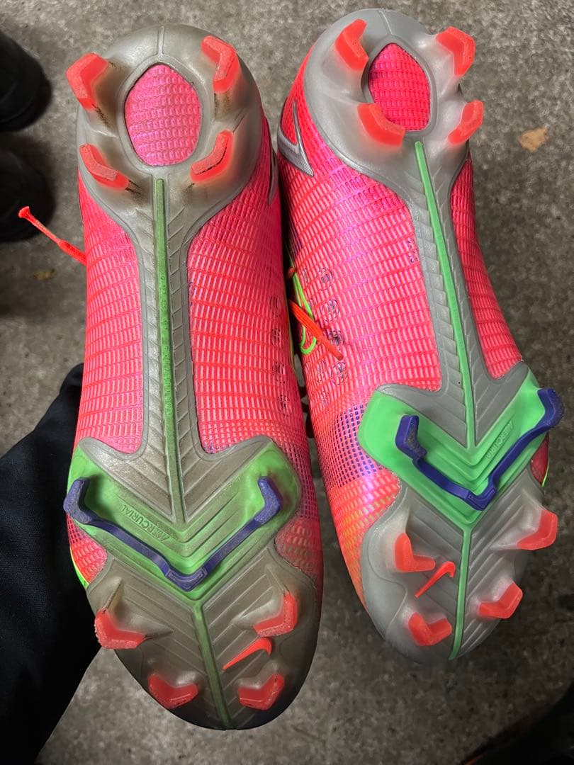 赤いハイカットサッカーシューズ