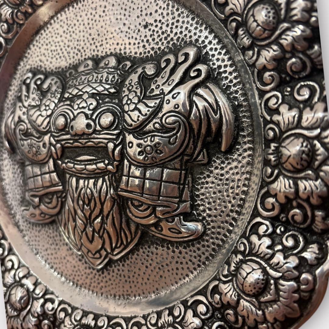 聖獣バロン 飾り皿 金属製 バリ島 ヒンドゥー教 木製台座付き