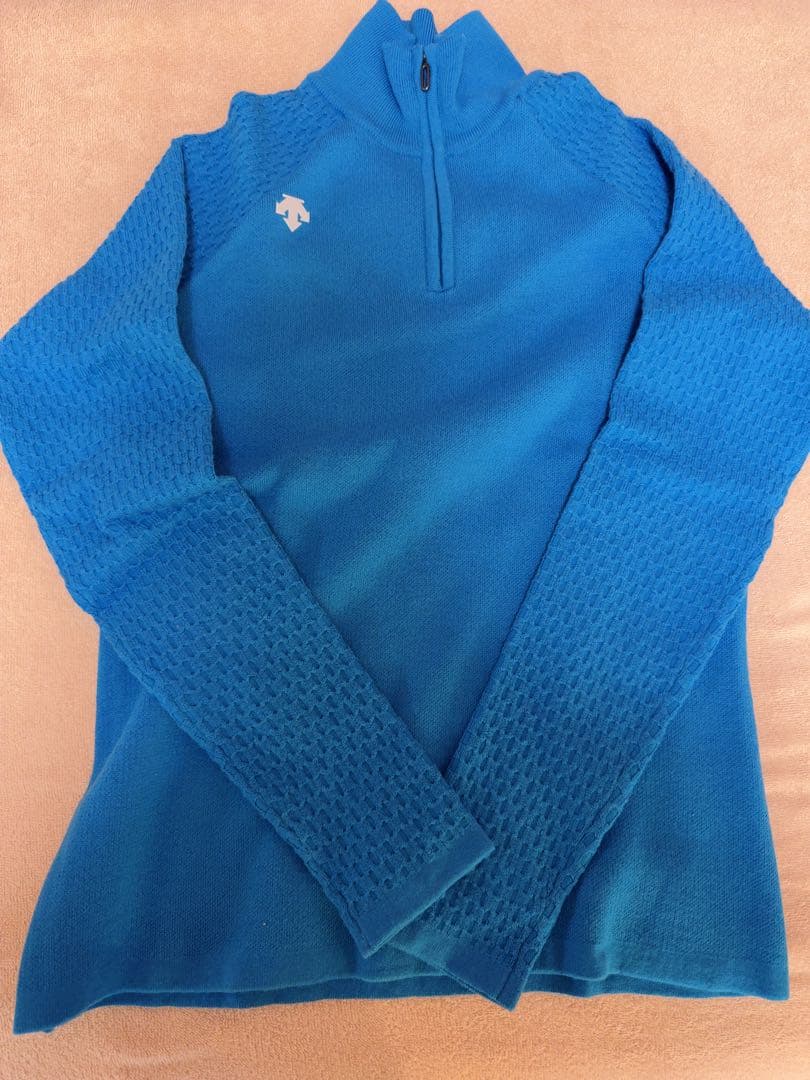 青いハイネックニットウェア
