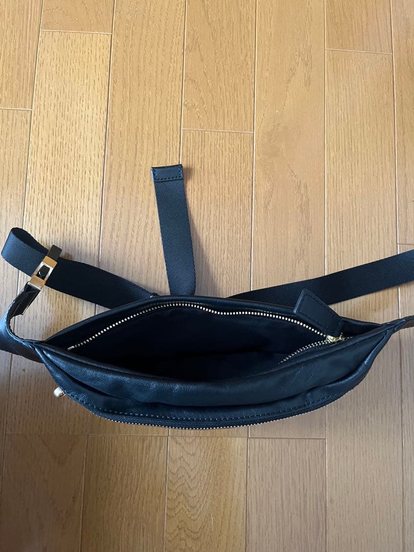 レザー クロスボディバッグ