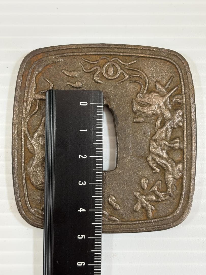 鍔(つば)　鉄製　日本刀　無銘　龍　虎　四角　アンティーク