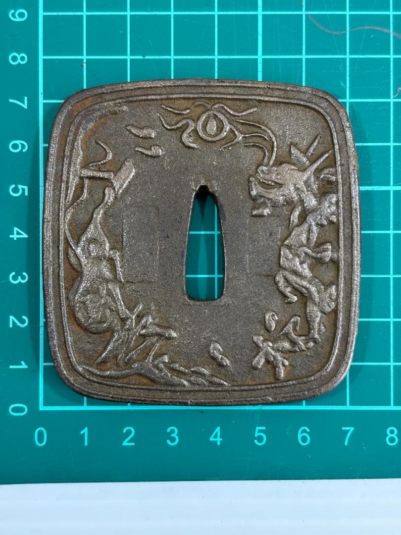 鍔(つば)　鉄製　日本刀　無銘　龍　虎　四角　アンティーク