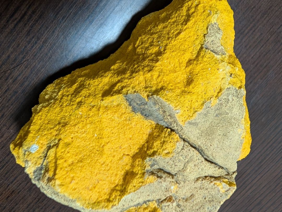 黄色と灰色の不規則な石