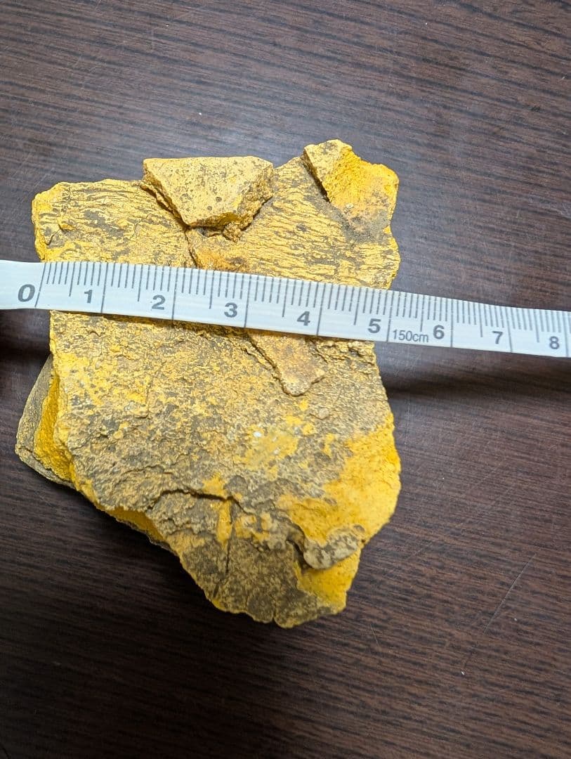 黄色と灰色の不規則な石