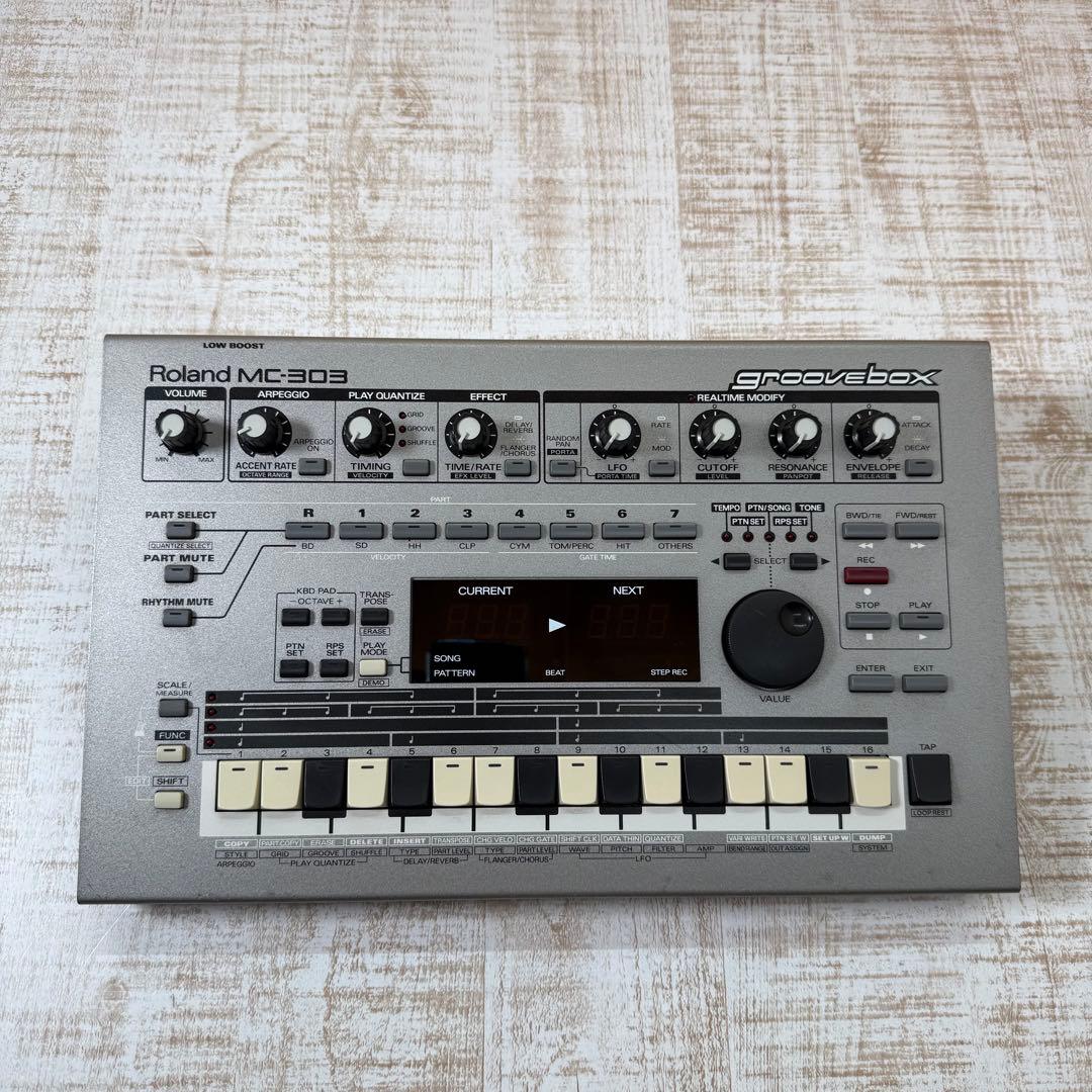 Roland MC-303 Groovebox グルーヴボックス　ローランド