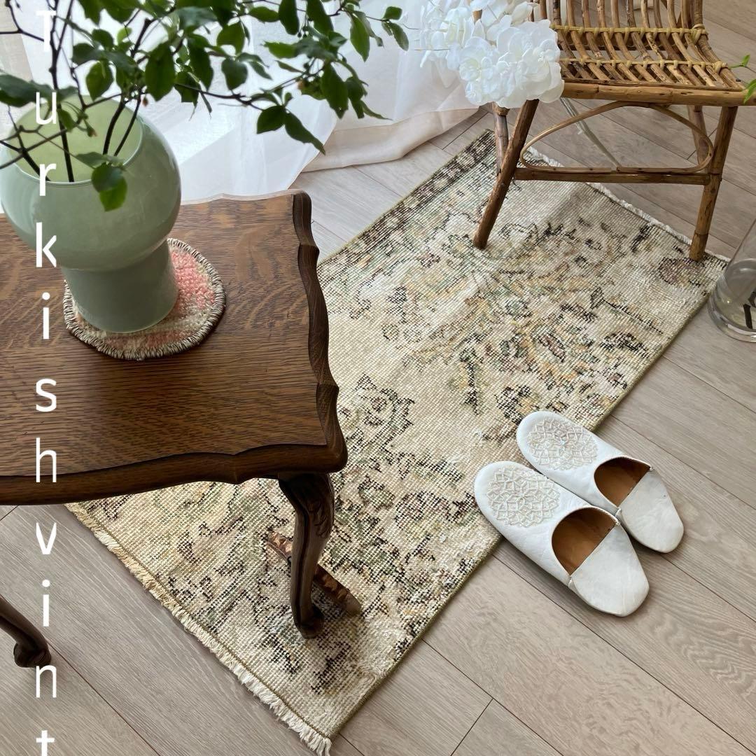 ミルキーベージュ50×100✳︎淡グリーンフラワー　ココア　トルコヴィンテージラグ