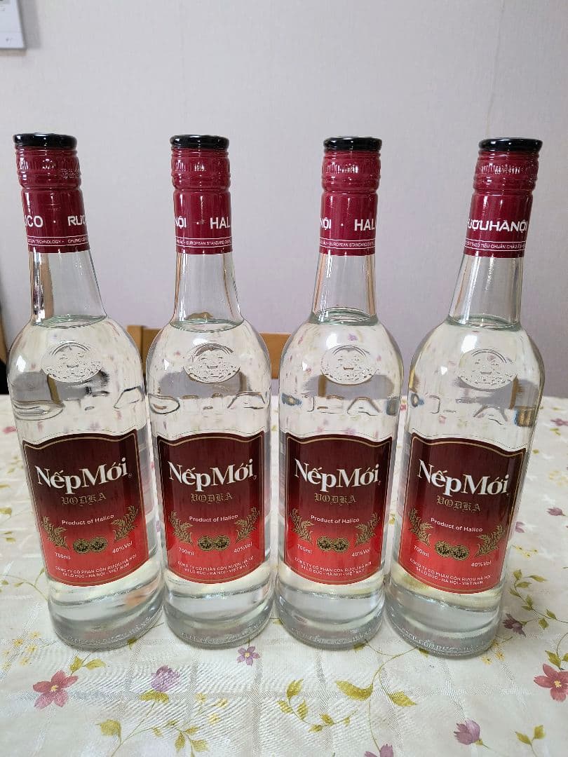 ネプモイウオッカ4本(米由来の蒸留酒)原産国ベトナム40% ハノイ VODKA