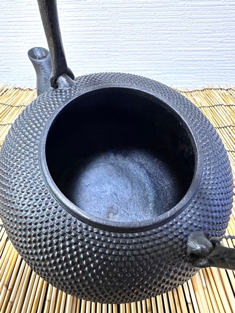 未使用品コンディション 南部秀山堂 佐藤 勝弘作 １５型 砂鉄瓶 鉄瓶　南部鉄瓶