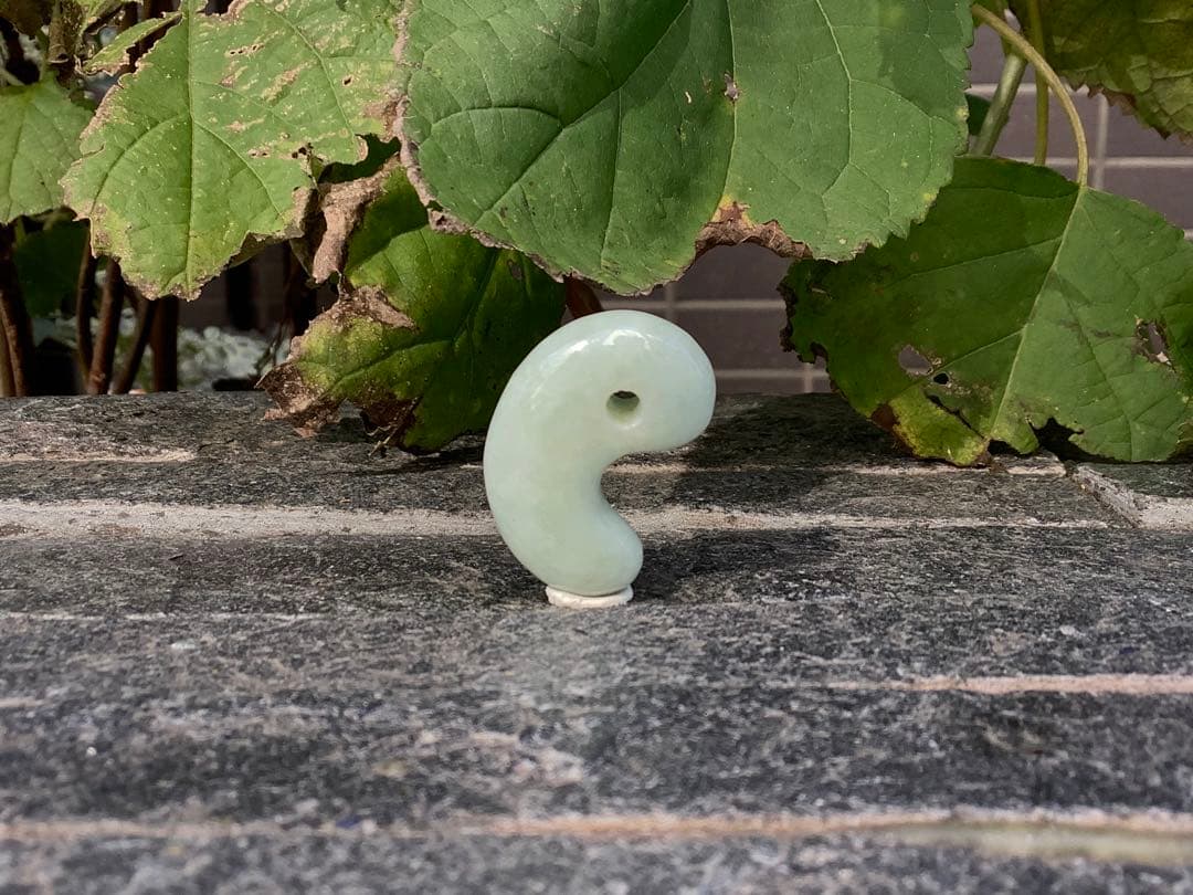 ✳古代からの開運石　糸魚川翡翠ジェダイト勾玉　幸運の守護石です　機械鑑定鑑別書付