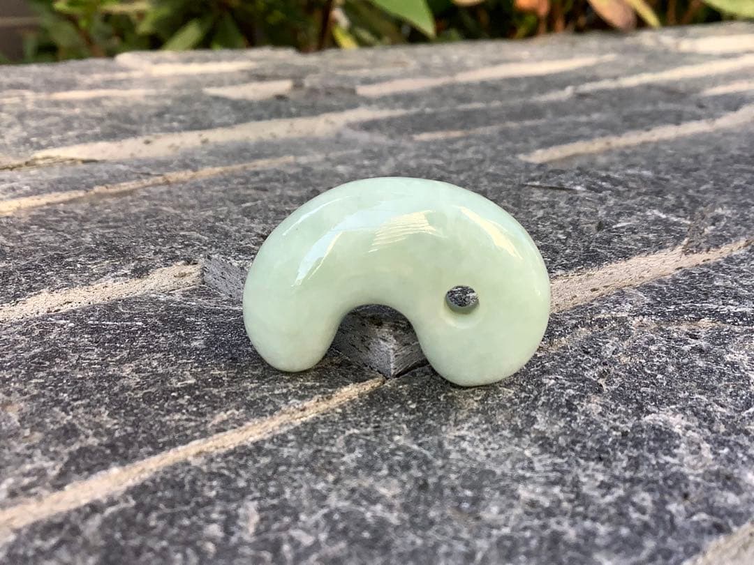 ✳古代からの開運石　糸魚川翡翠ジェダイト勾玉　幸運の守護石です　機械鑑定鑑別書付