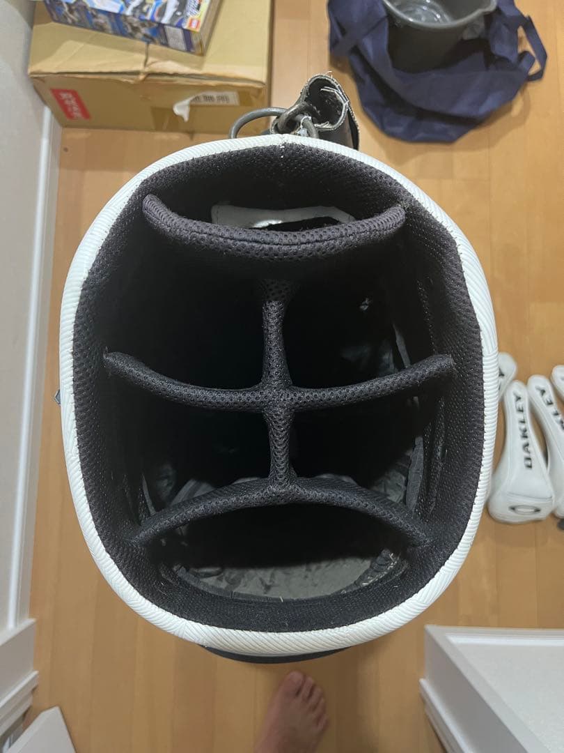 OAKLEY ゴルフバッグ・キャディバッグ ホワイト　ヘッドカバー付き