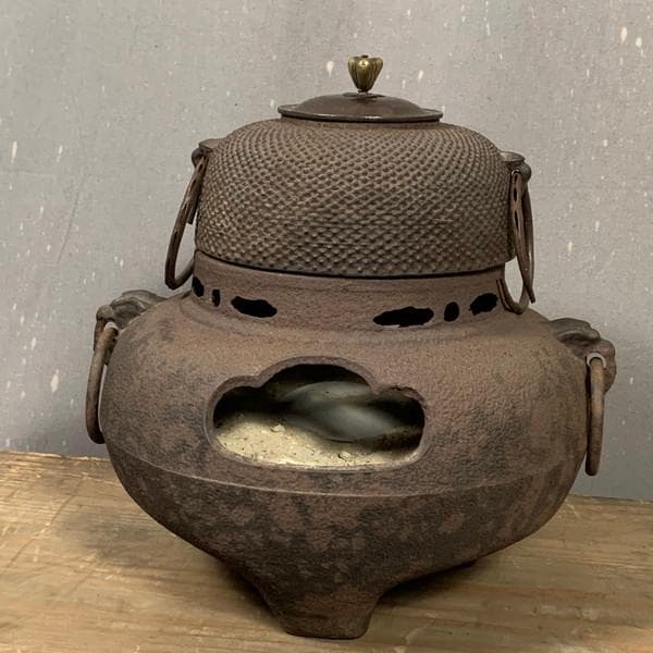 鉄製風炉釜竹絵乾山写水指黒塗棗桑小卓組立式茶道具揃え合せ箱付き[B34159]