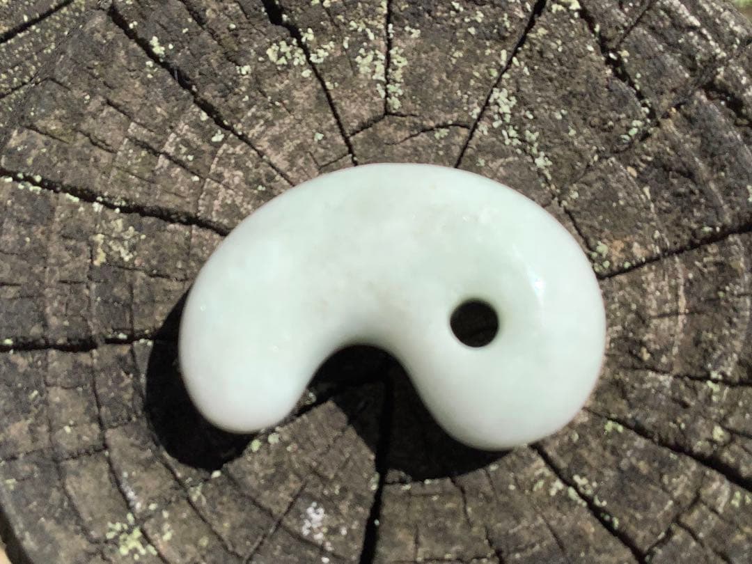 ✳ 20万円以上の品質‼️ 糸魚川翡翠勾玉　透過抜群　開運本物守護石　鑑別書付を‼️