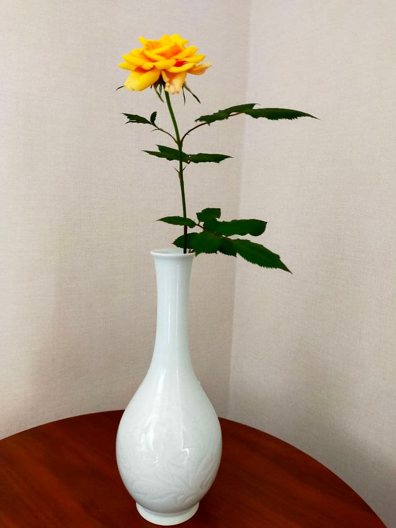 【角谷英明】作家物　箱付き　白磁　牡丹彫鶴首花瓶