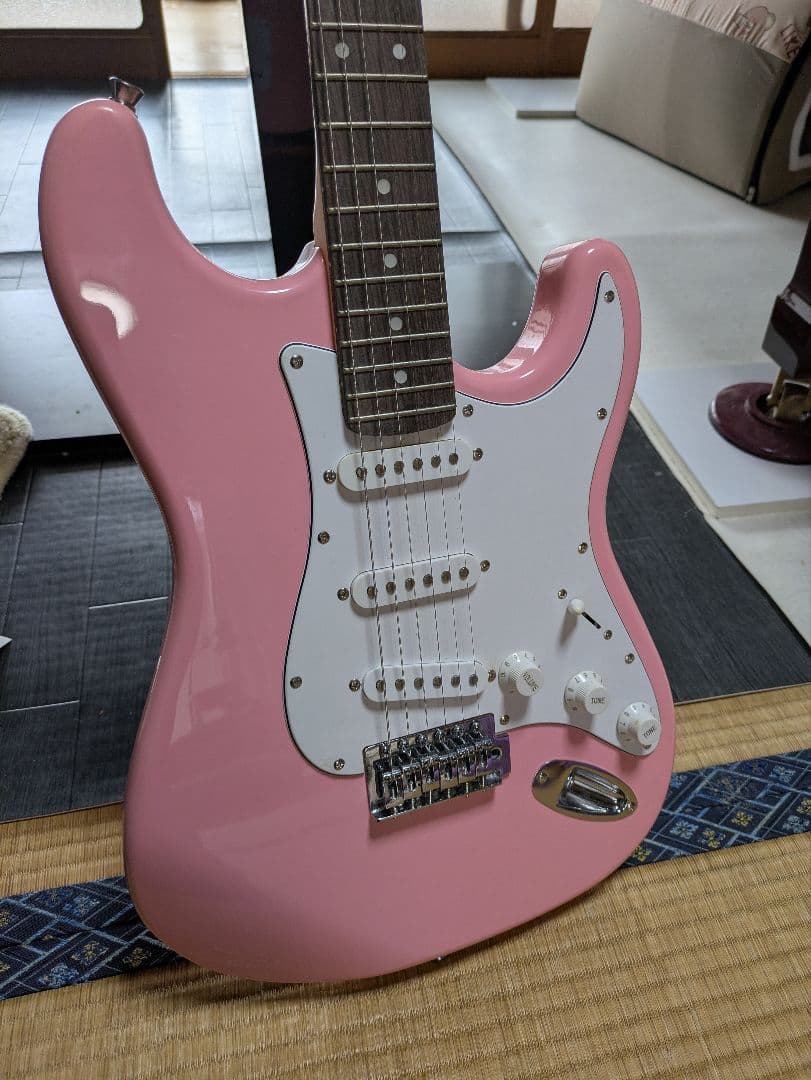 フォトジェニック　エレキギター　ピンク　ストラトキャスタータイプ