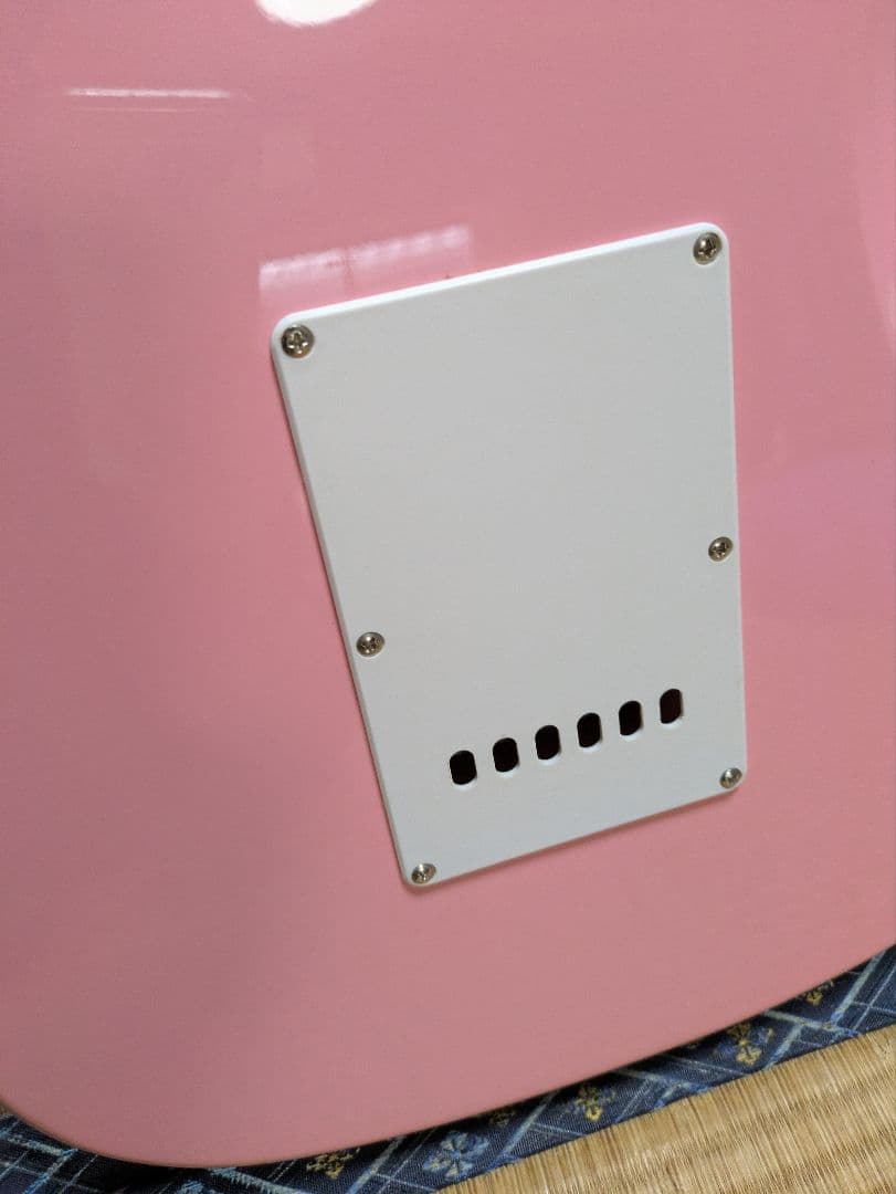 フォトジェニック　エレキギター　ピンク　ストラトキャスタータイプ