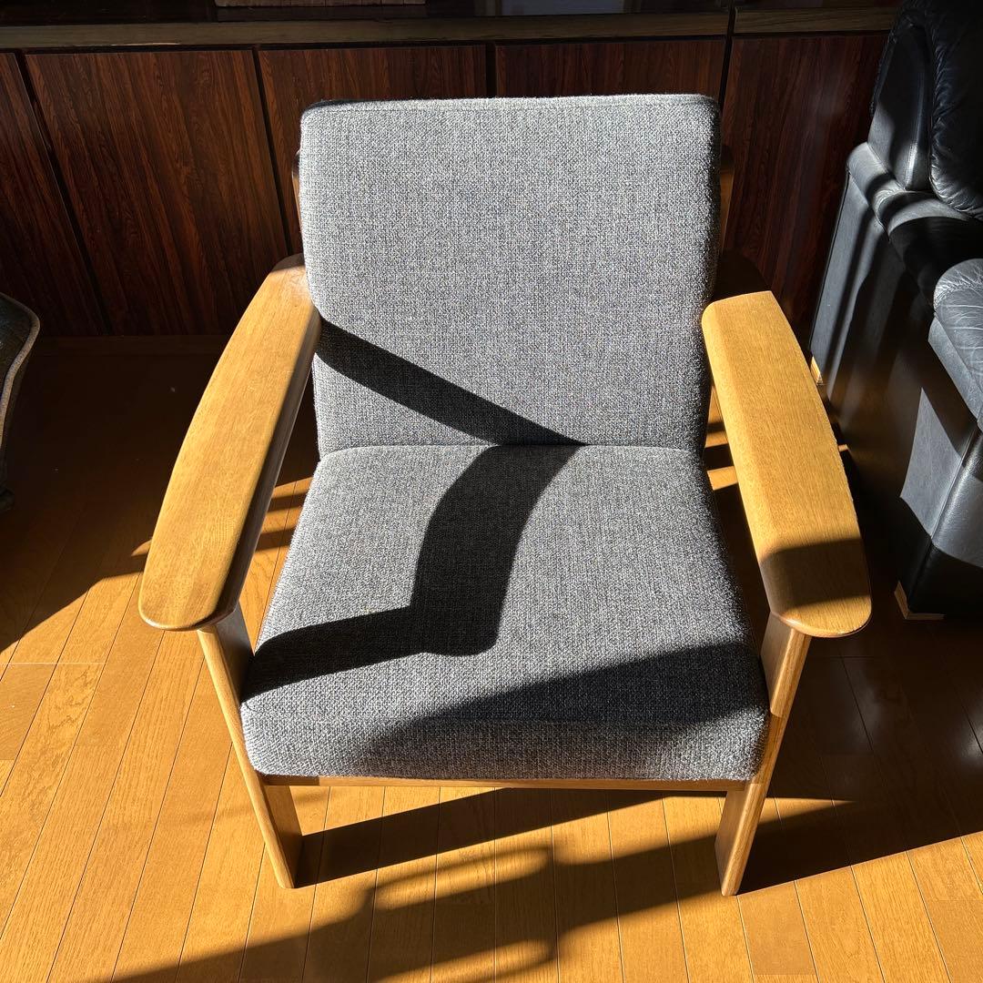 大人気カリモク家具　肘掛けにカップも置ける　グレー ファブリック アームチェア