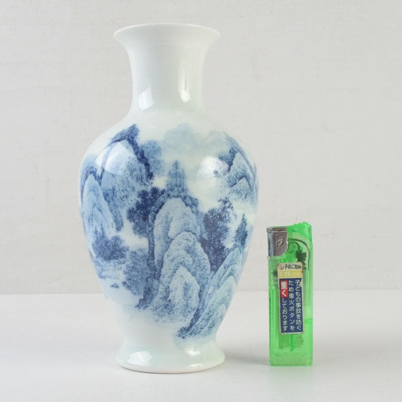 中国　景徳鎮製　青花　山水楼閣文瓶　花瓶　在銘　V　9576