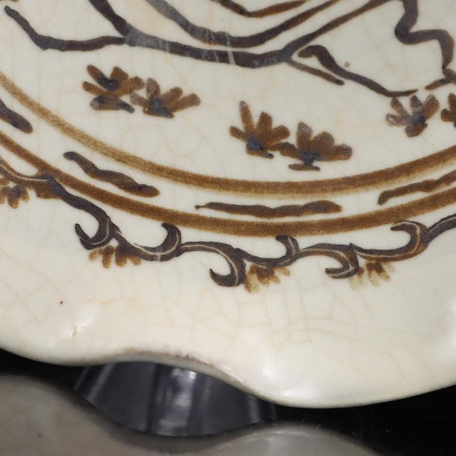 Y2396-1 中国 宋時代 人物図 波型皿 直径23㎝ 箱付き　せ