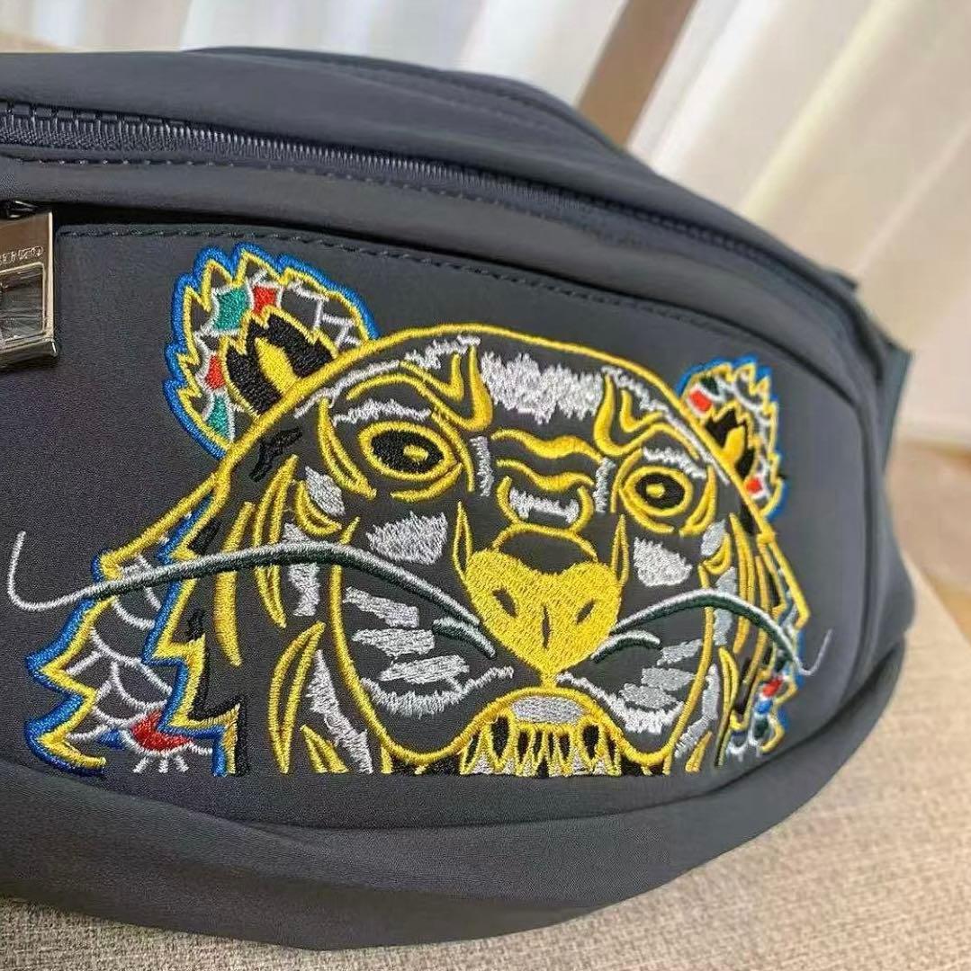 KENZO 虎の刺繍なグレーのナイロンショルダーバッグ