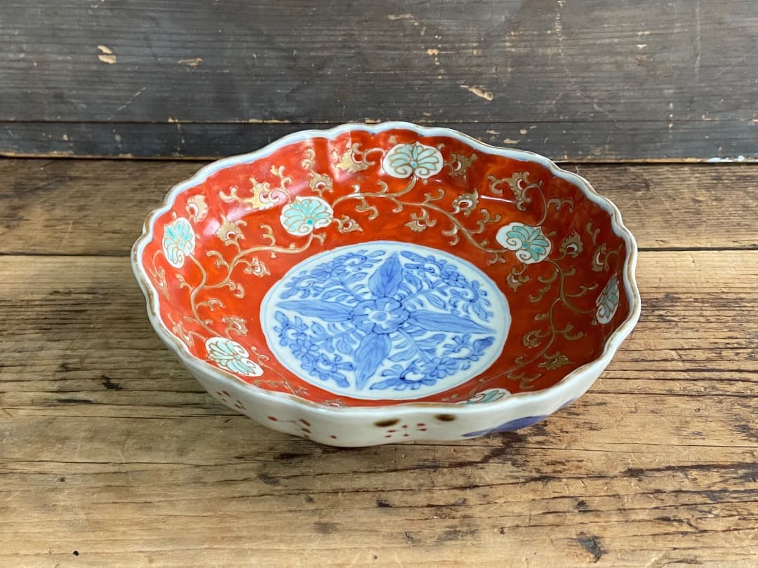 みぃちゃん様リクエスト 古伊万里 赤絵金彩オランダ唐草クルス文輪花皿 3客/染錦