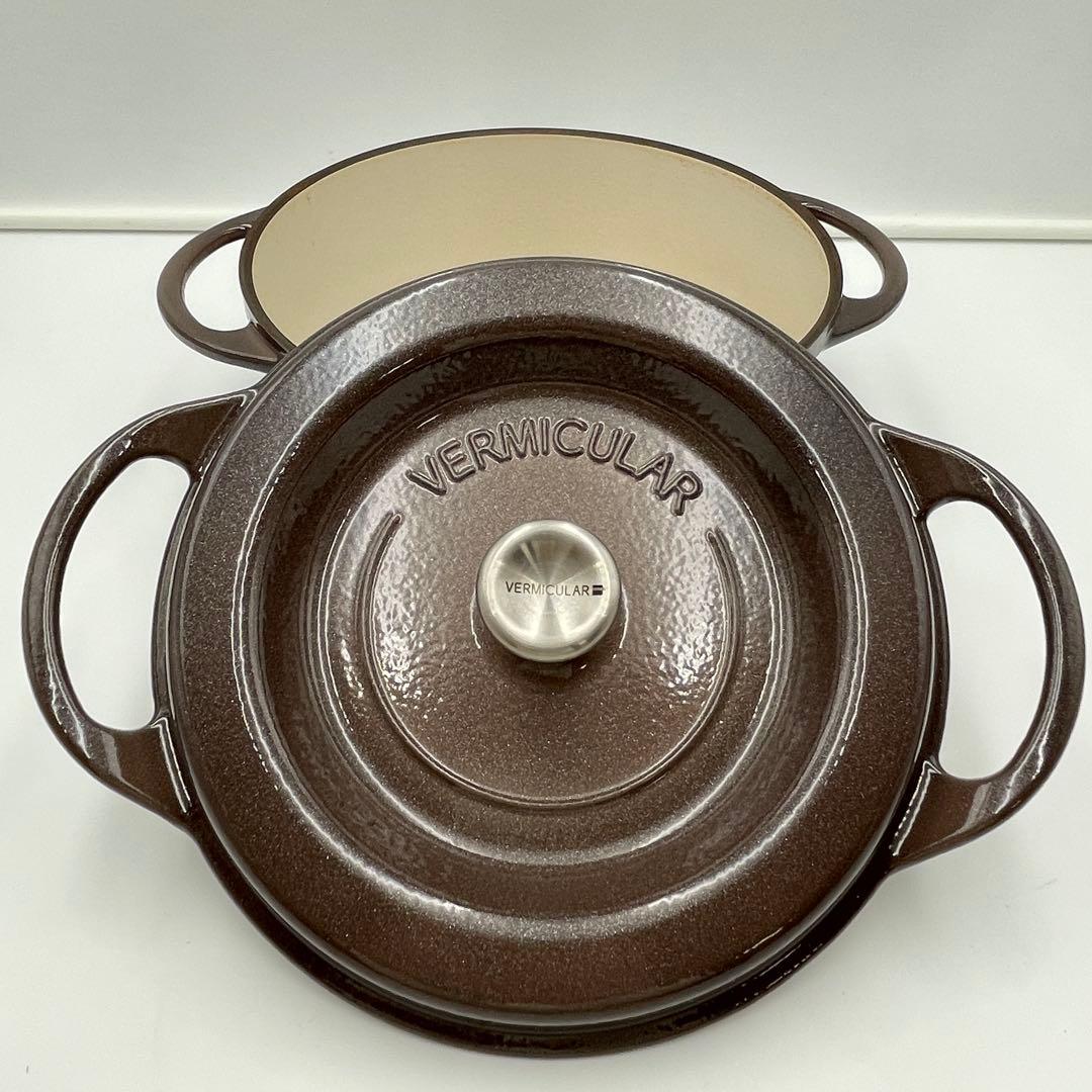 美品　VERMICULAR オーブンポットラウンド22cm パールブラウン