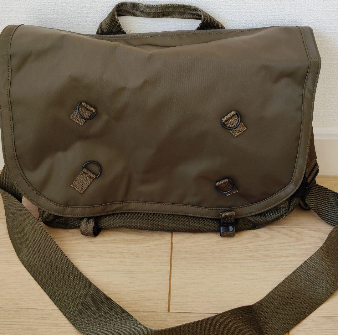 オリーブグリーン フラップ式ショルダーバッグ