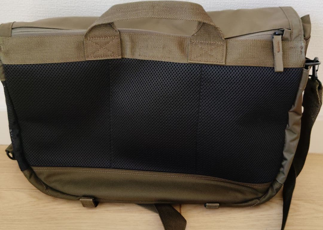 オリーブグリーン フラップ式ショルダーバッグ