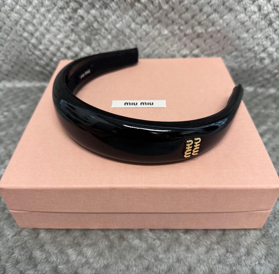 MIU MIU ミュウミュウ パテント　カチューシャ　ブラック