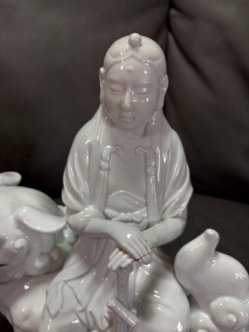 獅子　置物　獅子に乗った観音様