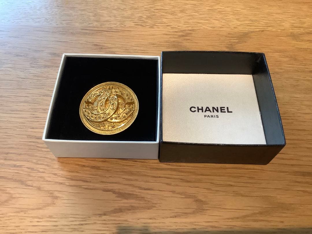 CHANEL ゴールドブローチ 箱付き