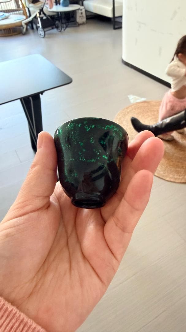 漆器製の黒と緑の小さなカップ