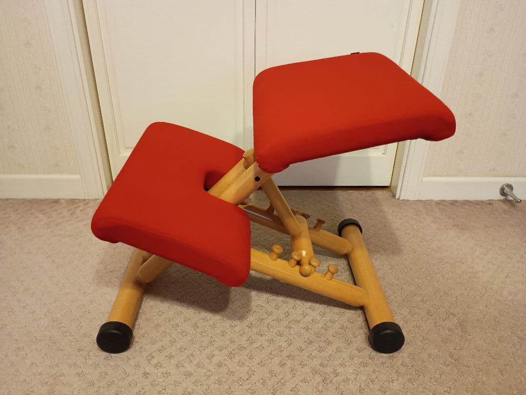ヴァリエール　バランスチェア　レッド　学習椅子　 姿勢矯正