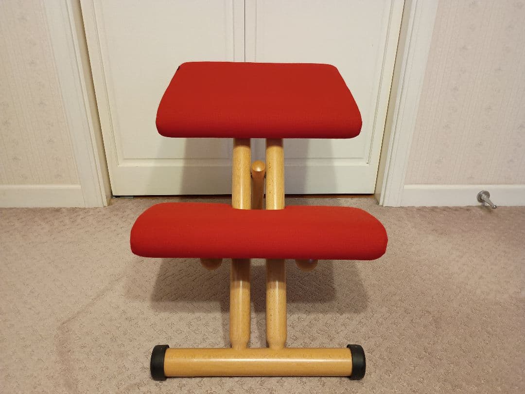 ヴァリエール　バランスチェア　レッド　学習椅子　 姿勢矯正