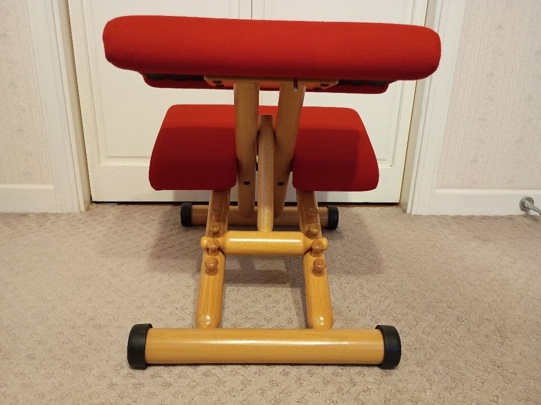 ヴァリエール　バランスチェア　レッド　学習椅子　 姿勢矯正