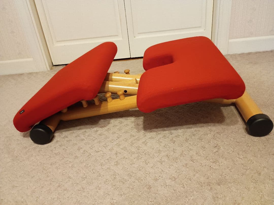 ヴァリエール　バランスチェア　レッド　学習椅子　 姿勢矯正