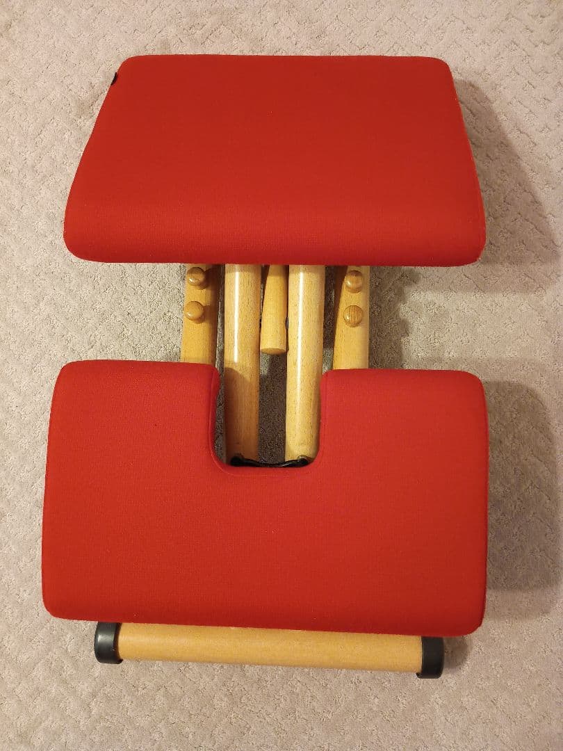 ヴァリエール　バランスチェア　レッド　学習椅子　 姿勢矯正