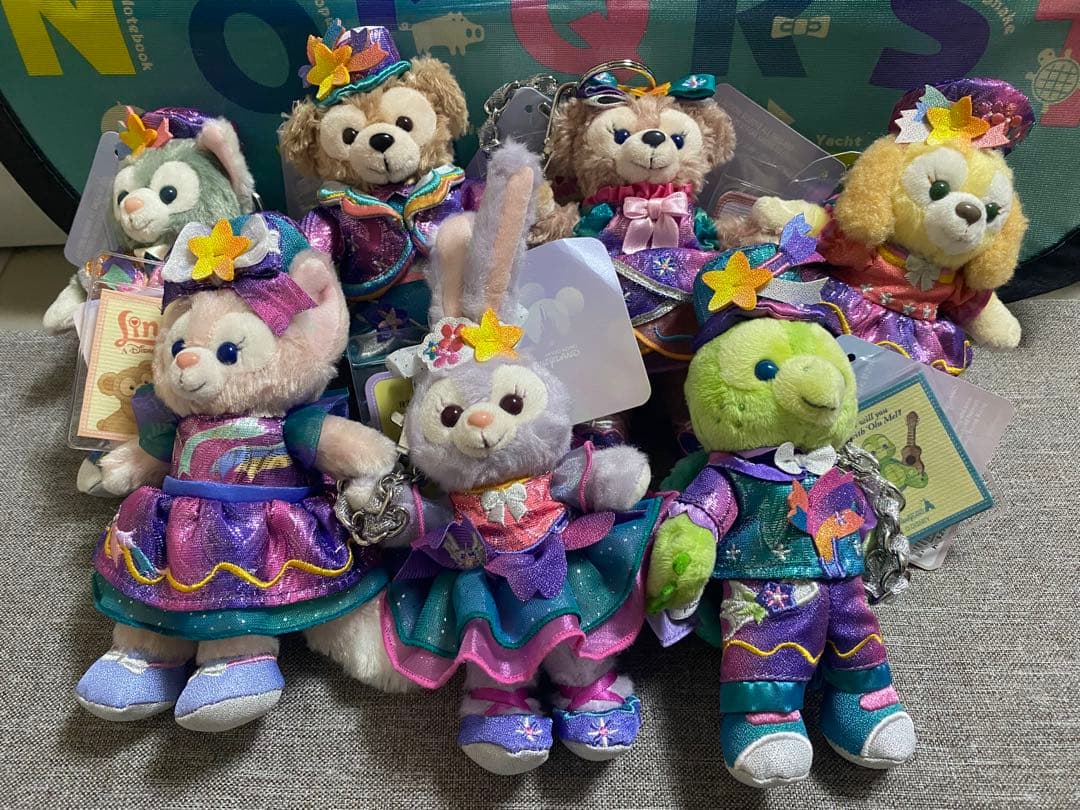 香港ディズニーランド20周年限定のコスチュームを着た限定のぬいぐるみ。