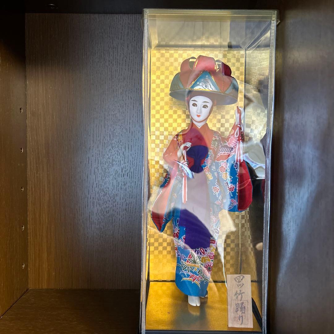 日本人形 伝統的な和装 透明ケース付き