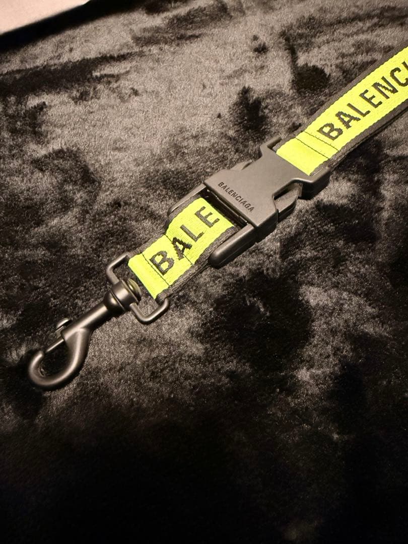 新品同様 BALENCIAGA ネックストラップ イエロー/ブラック