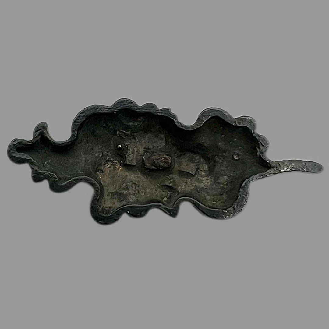 刀装具　赤銅地枝菊に蝶図容彫目貫　古美濃　美濃後藤　古金工　無銘