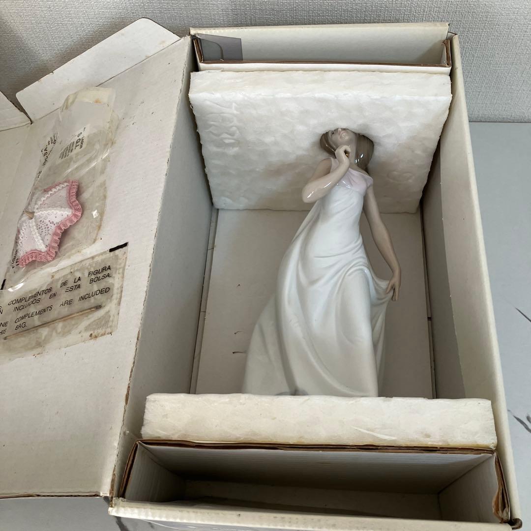 LLADRO リヤドロ 07636 日傘を持つ女性 置物 箱付