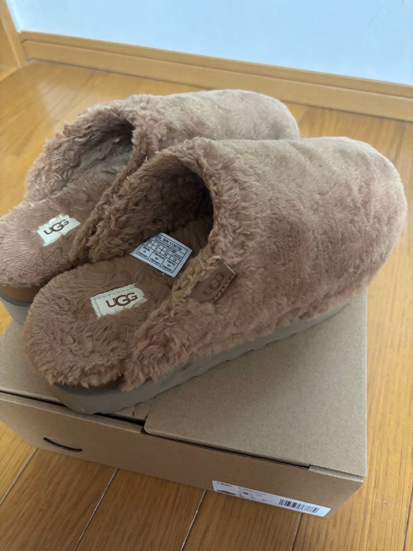 UGG ファー厚底サンダル