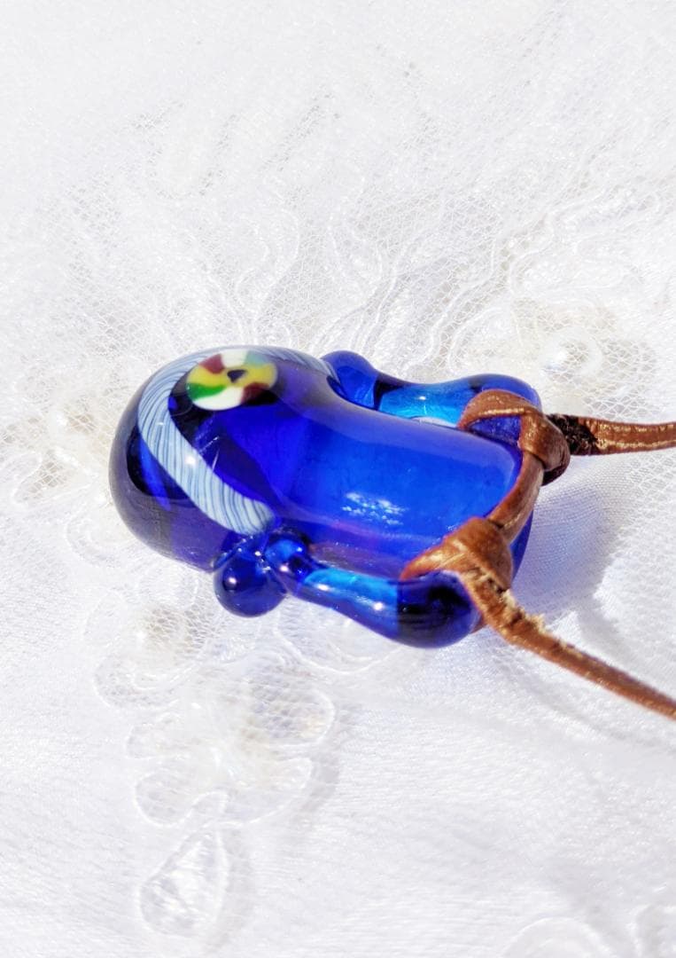 吉田正子トンボ玉（貳拾陸）　「瓶型」皮ひもネックレス　ガラス玉に込めた日本画