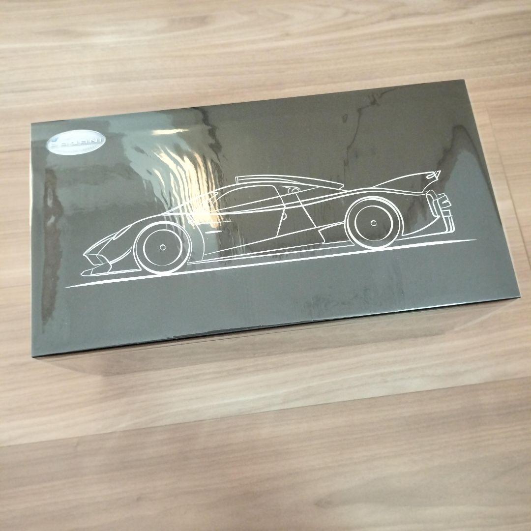 LCDMODELS　1/18　パガーニ　ウアイラR