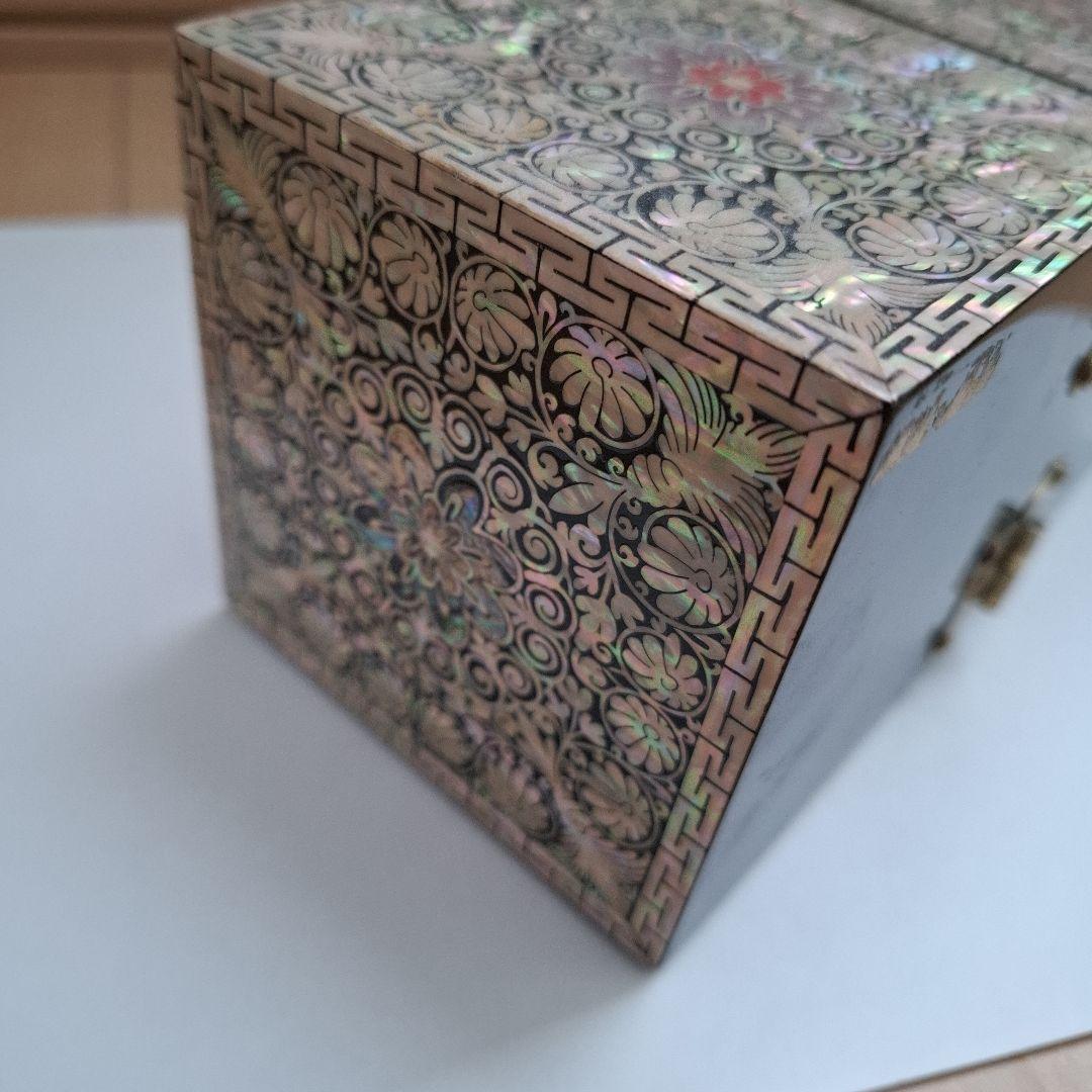 韓国　螺鈿貝殻細工 花模様の装飾箱